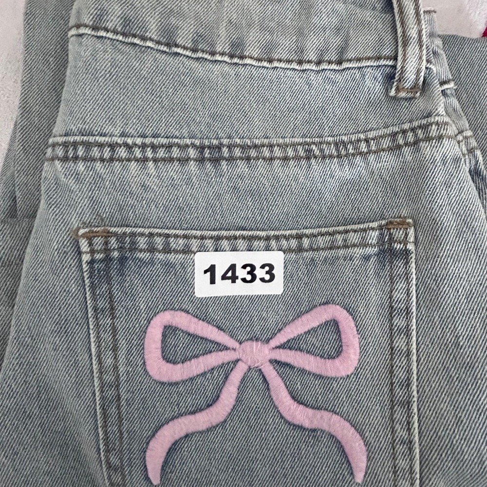 Edikted Wide Leg Jeans Light Wash Pink Bow Back Pocket Baggy Denim XS 1433 - Picture 8 of 8